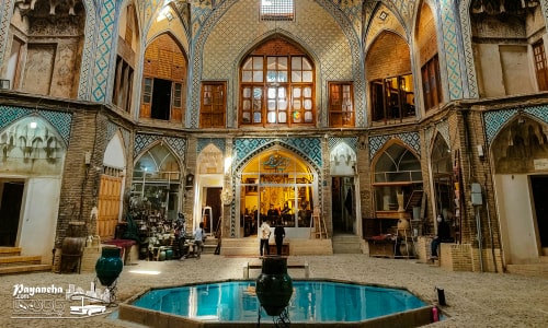 بازار سنتی کاشان از دیگر مکان های دیدنی کاشان با صنایع دستی، حجرههای قدیمی