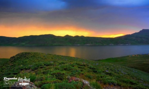 دریاچه نئور از جاهای دیدنی اردبیل با چشم‌انداز سبز کوهستانی