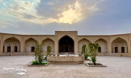 کاروانسرای مرنجاب در میان جاهای دیدنی کاشان با دیوارهای قدیمی و فضایی سنتی