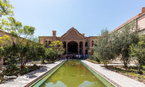 از دیگر جاهای دیدنی کاشان، خانه بروجردی ها با نقاشیهای دیواری فاخر و ایوانهای زیبا