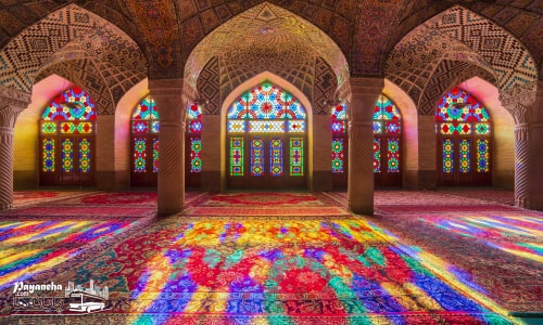 تصویری از مسجد نصیر الملوک با شیشههای رنگی