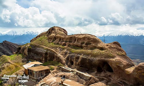 نمای قلعه الموت با چشم‌انداز کوهستانی و طبیعت زیبای قزوین