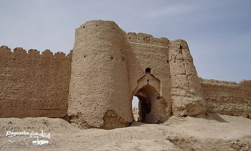قلعه رستم بافران از جاهای دیدنی نائین با دیوارهای خشتی