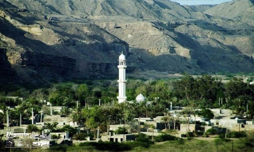 خانههای قدیمی و خیابانهای سنگفرش روستای تیس کنار ساحل