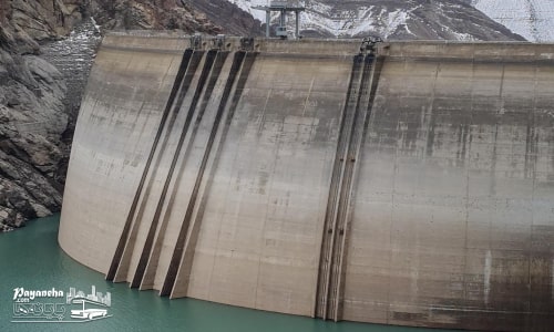 نمایی از سد امیرکبیر در دل طبیعت سرسبز، یکی از جذابترین جاهای دیدنی کرج