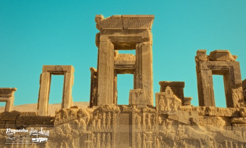 تخت جمشید، یکی از جاهای دیدنی شیراز که تاریخ ایران باستان را به نمایش میگذارد